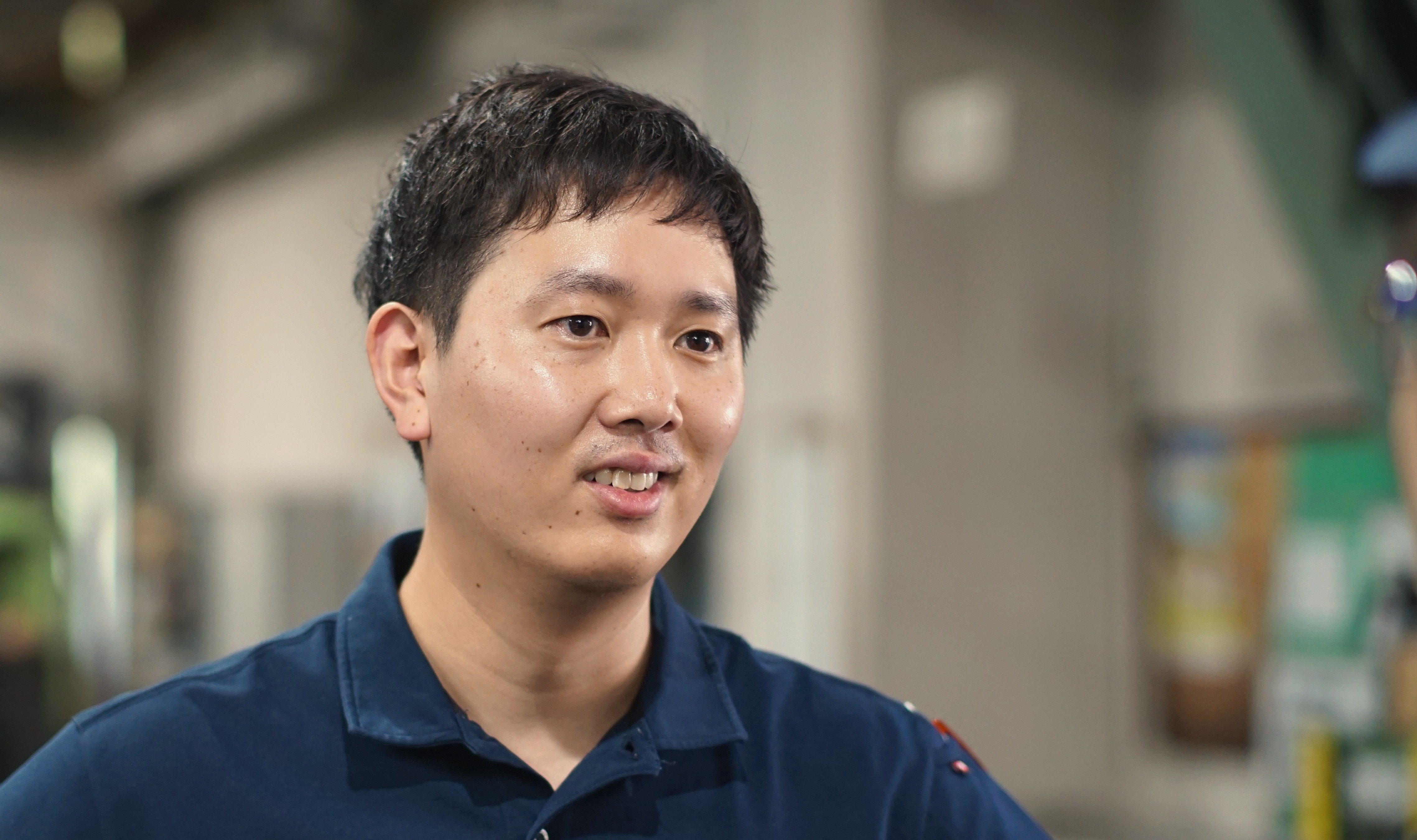 取材中の榎並幹也さん